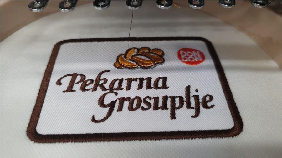 Vezenje promocijskih oblačil za boljšo prepoznavnost podjetja